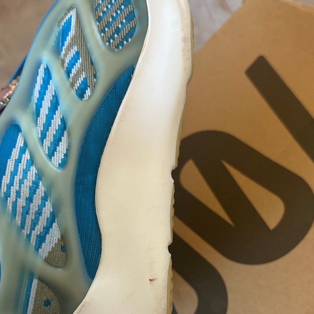 Yeezy 700 - Picture 8 of 10